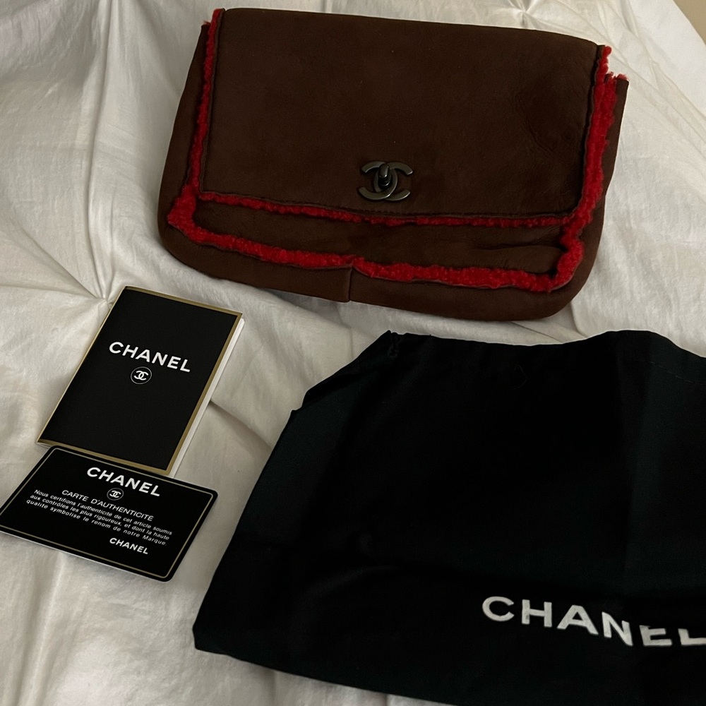 VINTAGE CHANEL CC TURNLOCK BROWN SUEDE LEATHER RED SHEARLING FLAP CLUTCH